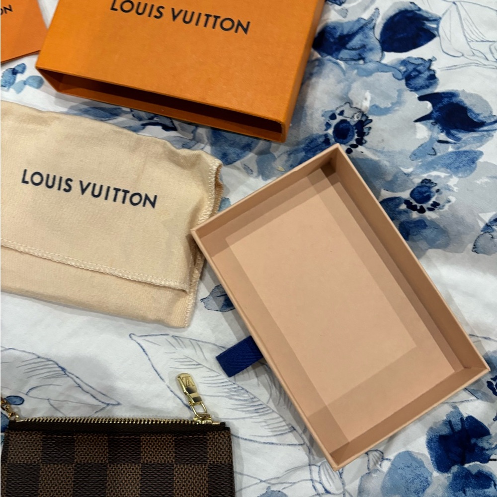 Louis Vuitton Key Pouch - Picture 6 of 10